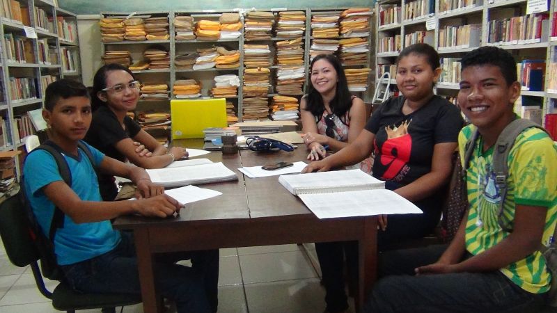 Alunos do Colégio Belo de Carvalho com professora Clara Marinho